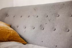 Jak odstranit flek z gauče? Návod naleznete uvnitř 