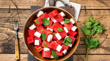Melounový salát, který vás osvěží v letních dnech