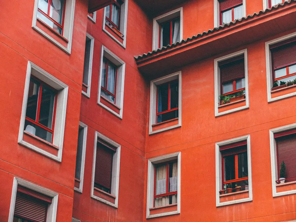 Venkovní rolety tvoří po stažení souvislou plochu (Foto: Unsplash)