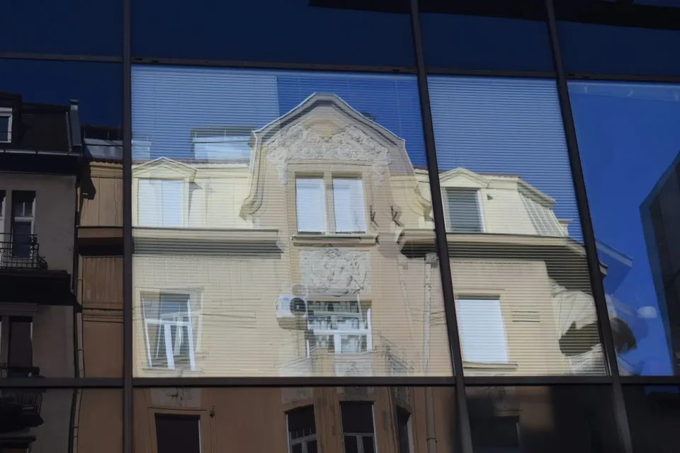 Reflexní fólie na okna: Nejméně invazivní způsob, jak omezit přehřívání (Foto: Unsplash)