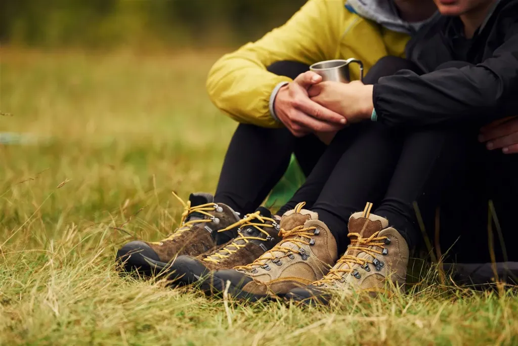 Trekingová obuv pro ženy i muže (Foto: Envato)