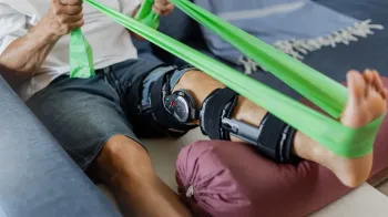 Rehabilitace po operaci kolena: jak probíhá a jakou roli hrají ortopedické pomůcky