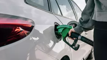 Cena benzínu rapidně klesá a bude dál zlevňovat