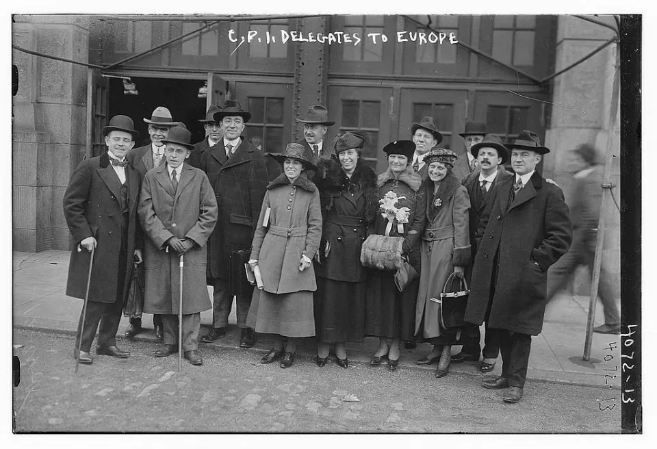 Creelův výbor: Fotografie členů Creelova výboru. Jako druhý muž zprava je zachycen Edward L. Bernays. (Foto: Bain, Public domain, via Wikimedia Commons)