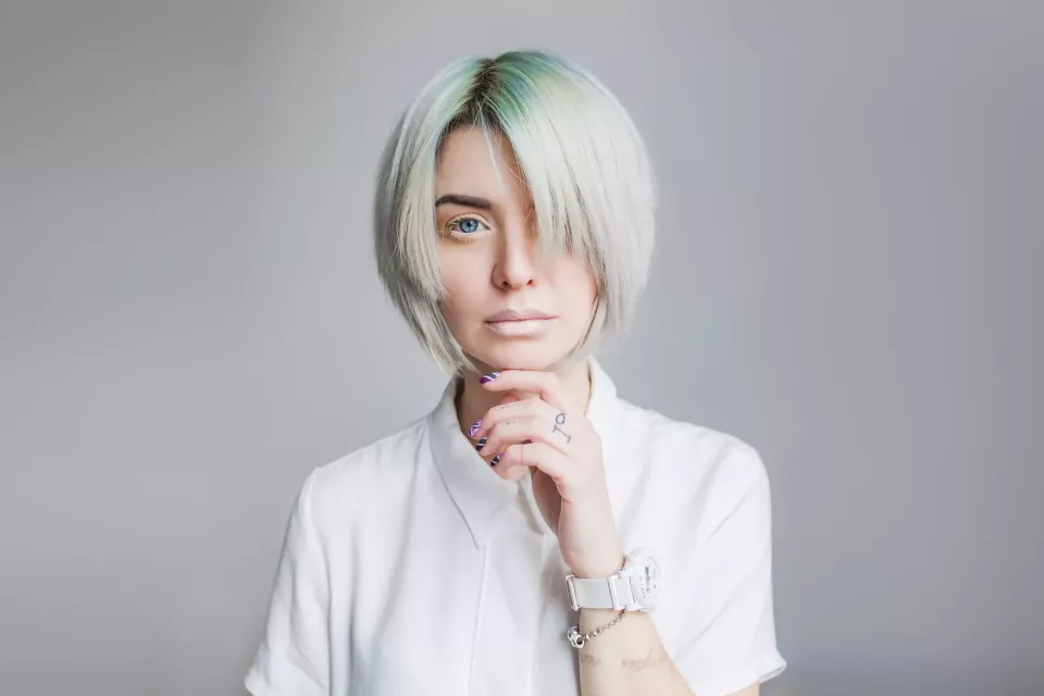 Elegantní ofina (Bottleneck bangs) (Foto: Freepik)