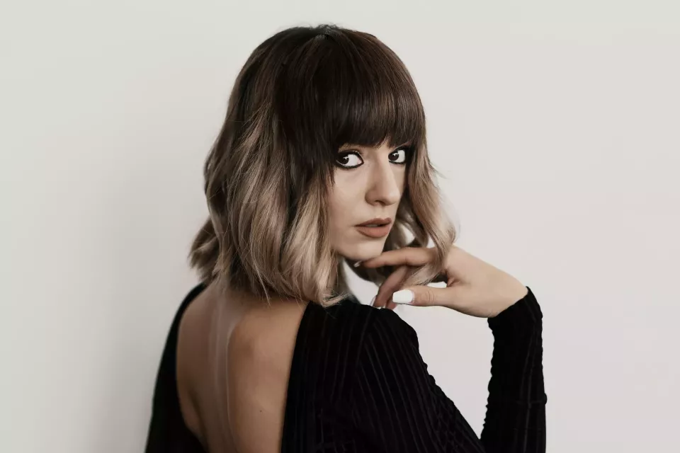 Střední délka vlasů (Mid-length hair) (Foto: Freepik)
