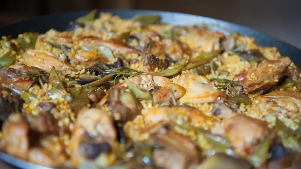 Španělská paella s kuřecím masem a artyčoky. (Foto: Ralf Gervink, Pixabay)