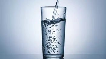 Je perlivá voda zdraví škodlivá? 5 mýtů a jedna pravda o bublinkové vodě
