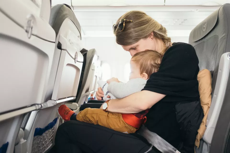 Jet lag u dětí: Děti nemívají se spánkem v letadle problém. (Foto: Unsplash)