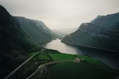 Nejdelším fjordem Norska je Sognefjord, který dosahuje délky 205 km a hloubky až 1308 m (Foto: Freepik)