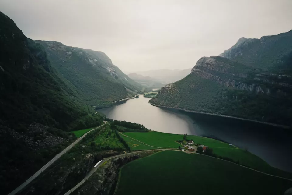 Nejdelším fjordem Norska je Sognefjord, který dosahuje délky 205 km a hloubky až 1308 m (Foto: Freepik.com)
