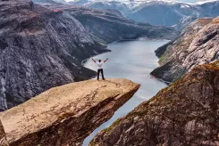 Trolí jazyk je skalní převis tyčící se 700 metrů nad hladinou fjordu (Foto: Freepik)