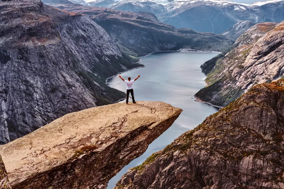 Trolí jazyk je skalní převis tyčící se 700 metrů nad hladinou fjordu (Foto: Freepik.com)