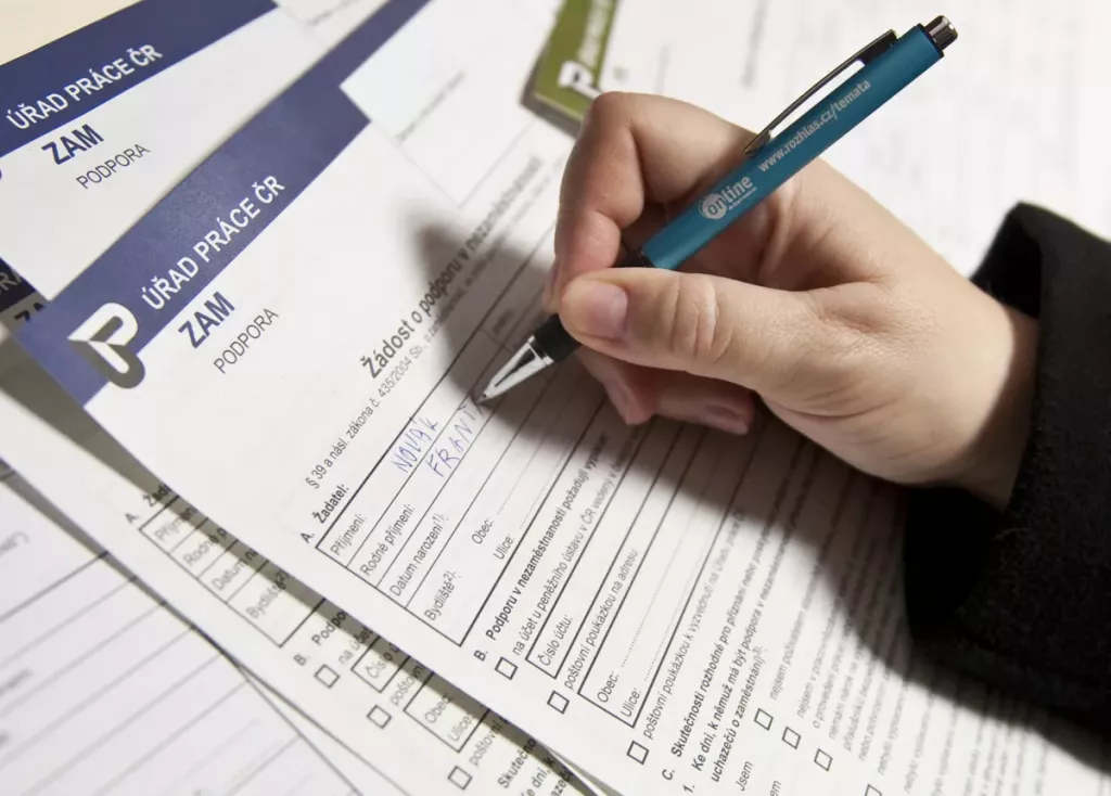 Vyplňování formulářů je nedílnou součástí při žádání o podporu v nezaměstnanosti (Foto: Mpsv.cz)