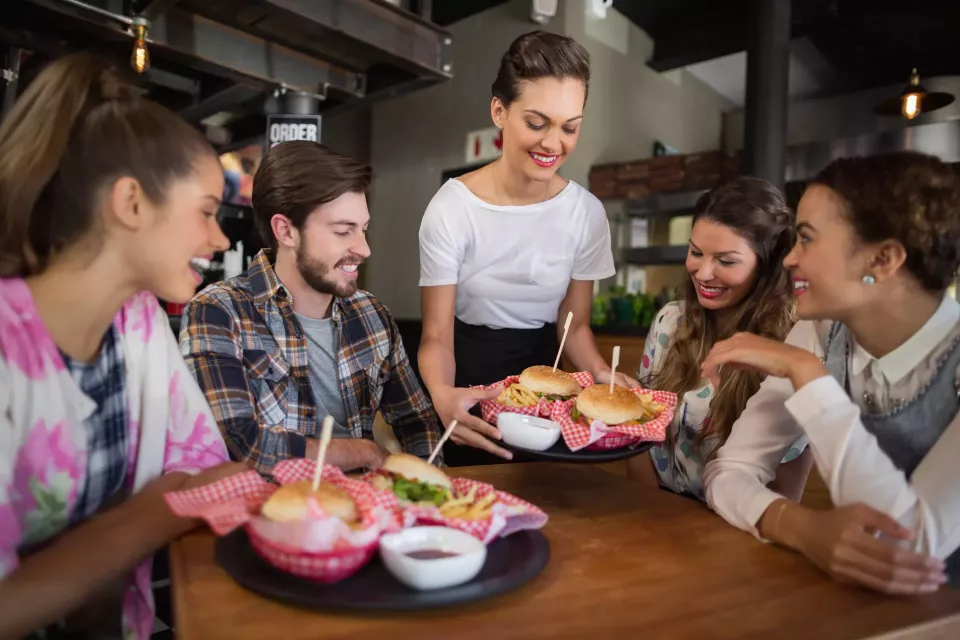 Jaký je denní chléb pro vedoucí restaurací? Hledají lidi do kuchyně a číšníky (Foto: GettyImages.com)
