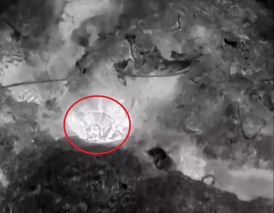 Výbuch nálože, kterou na ruského vojáka spustil ukrajinský dron (Foto: Twitter.com / KrzysztofJano15)