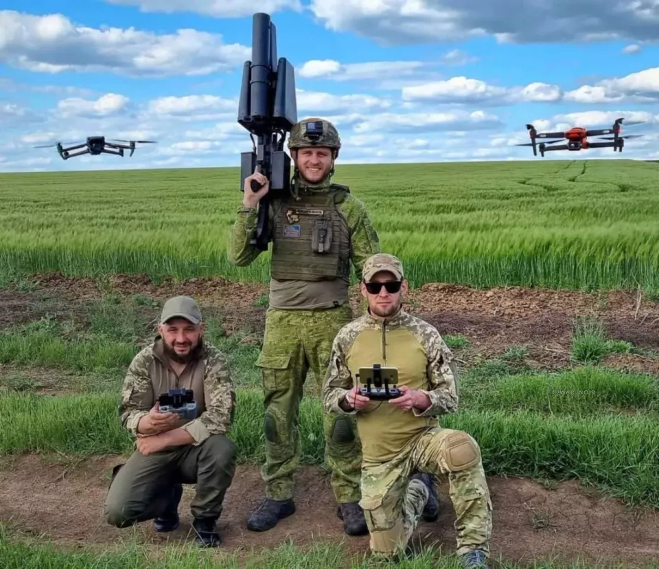 Litevská dobrovolná jednotka na Ukrajině s protidronovou puškou EDM4S (Foto: Twitter.com / Rob Lee)