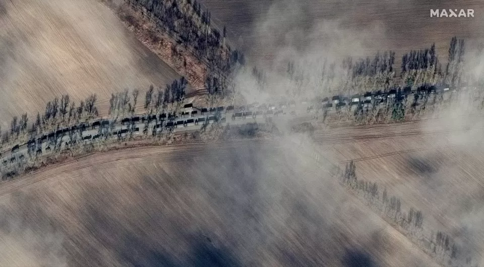 Satelitní snímek ruského konvoje, který mířil v únoru 2022 na Kyjev (Foto: Maxar.com)