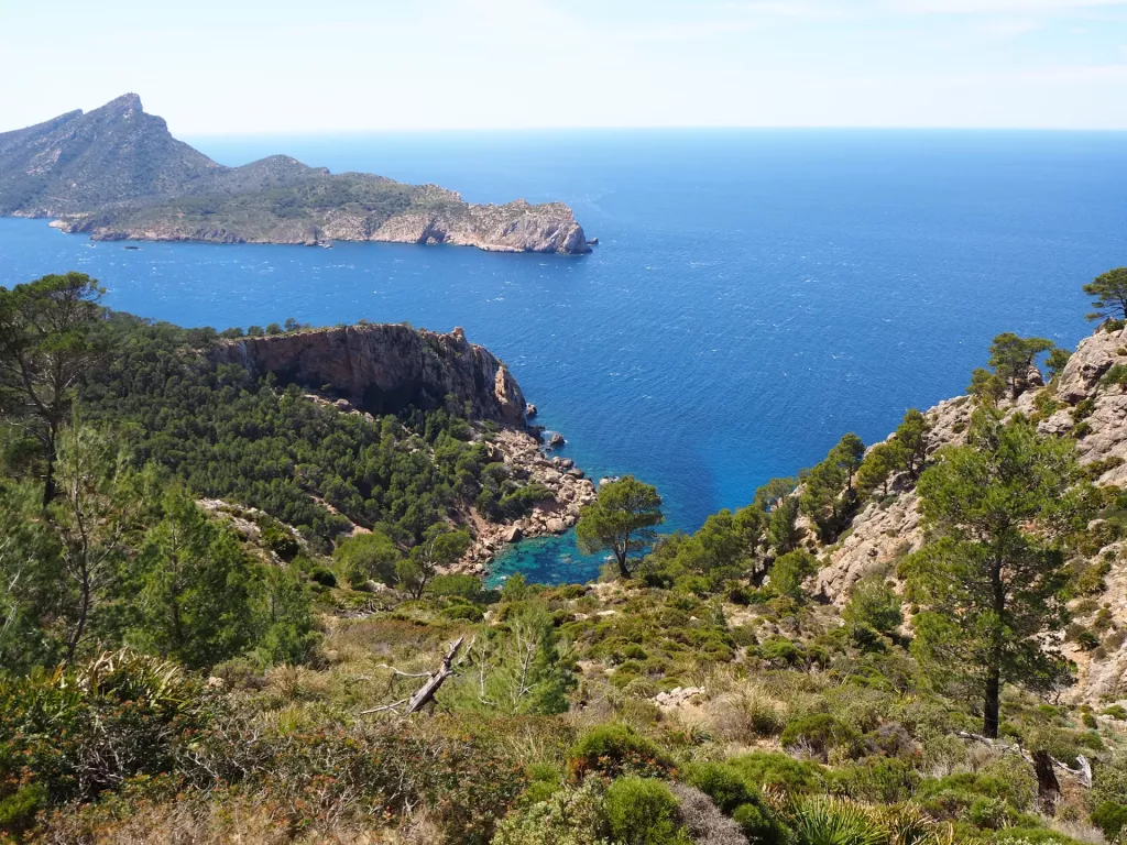 Serra de Tramuntana nedaleko Sant Elm s výhledem na ostrov Sa Dragonera (Foto: Top.cz)