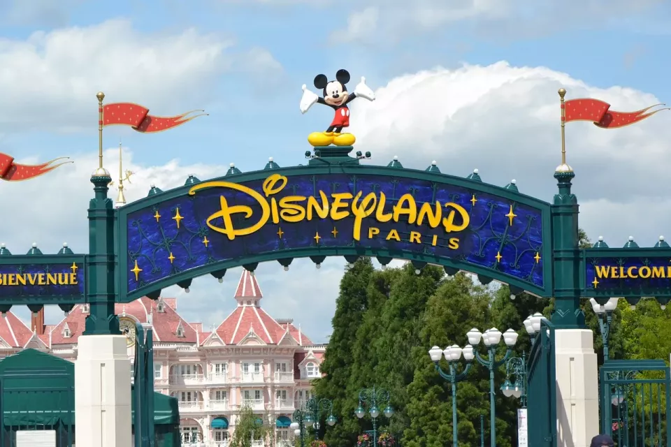Disneyland nikdy nespí. Každý den vstupní branou projdou tisíce návštěvníků (Foto: Pixabay.com)