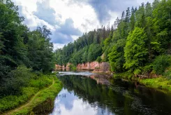 Gauja, Lotyšsko: Pohled na řeku Gauja nacházející se ve stejnojmenném národním parku v Lotyšsku (Foto: Istock.com)