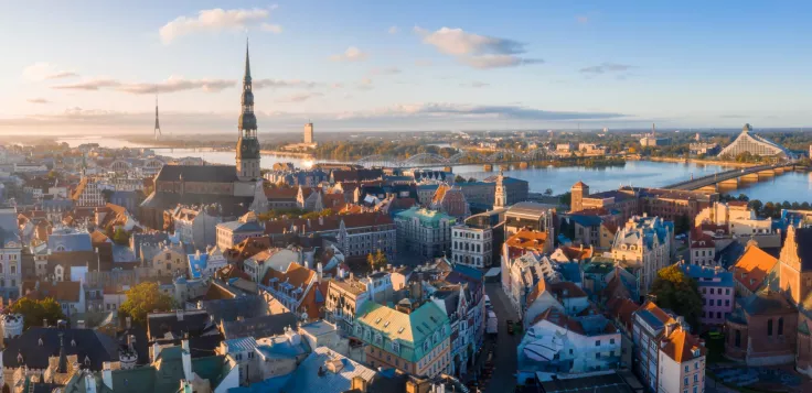 Riga, Lotyšsko: Snímek hlavního města Lotyšska z ptačí perspektivy. Viditelnou dominantou města je kostel svatého Petra ze 13. století (Foto: Istock.com)