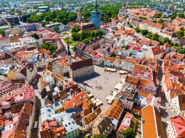 Tallinn, Estonsko: Letecký záběr Tallinnu. Dominantou nacházející se na centrálním náměstí je gotická radnice pocházející ze 14. století (Foto: Istock.com)