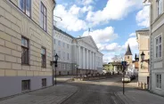Tartu, Estonsko: Záběr na Tartuskou univerzitu v Tartu z jedné z bočních uliček (Foto: Istock.com)