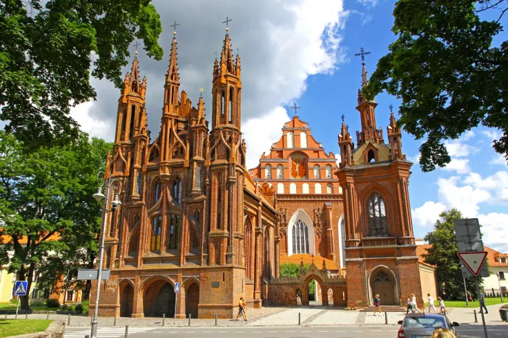 Vilnius, Litva: Kostel sv. Anny a bernardýnský kostel ve Vilniusu (Foto: Istock.com)