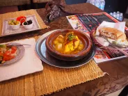 Marrákeš: Typickým marockým jídlem je tažín – dušená směs masa, zeleniny a koření ve speciálních keramických nádobách (Foto: Top.cz)