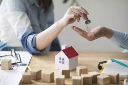 Jak prodat byt, dům či pozemek snadno a rychle: Srovnávač makléřů