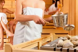 Rozdíl mezi finskou saunou a infrasaunou: Co vás doma zahřeje víc?