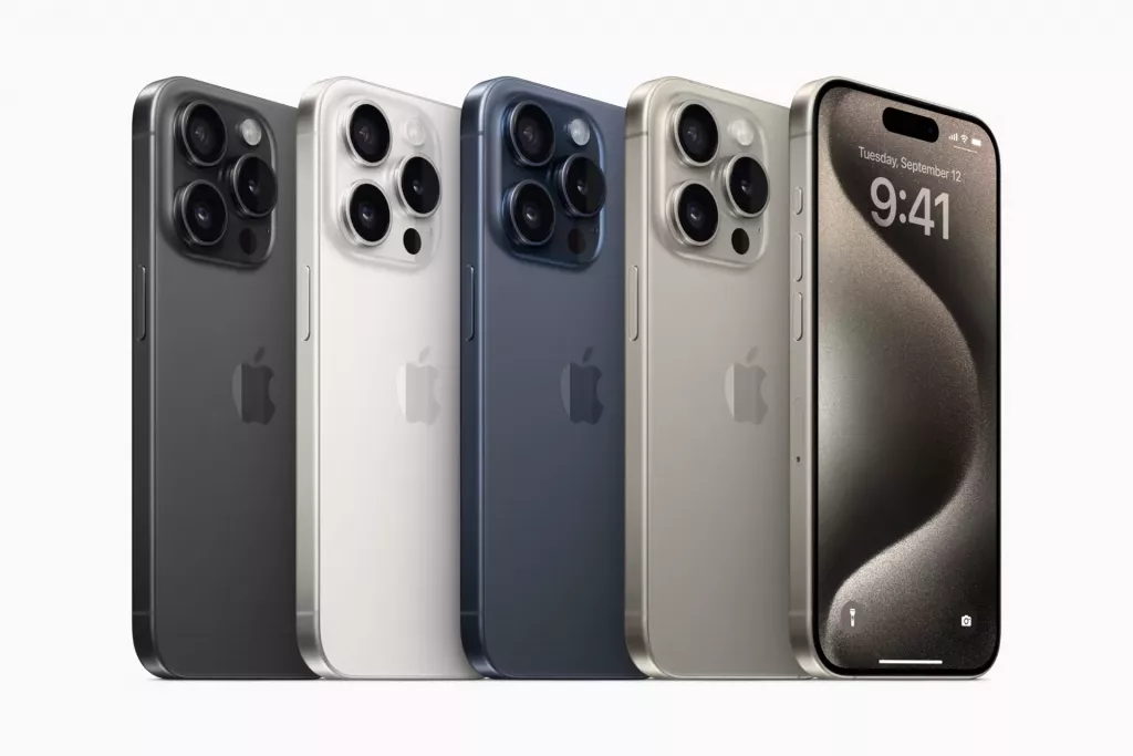 Nový iPhone 15 Pro a iPhone 15 Pro Max budou dostupné ve čtyřech úchvatných provedeních (Foto: Apple.com)