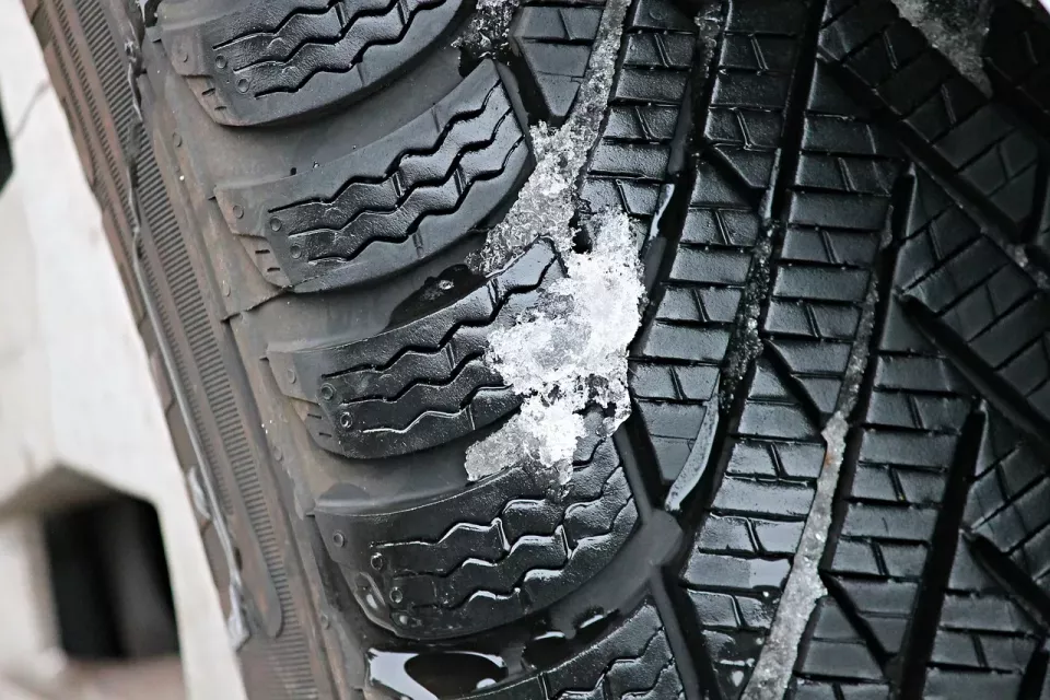 Jaké jízdní vlastnosti mají zimní pneumatiky (Foto: Pixabay)