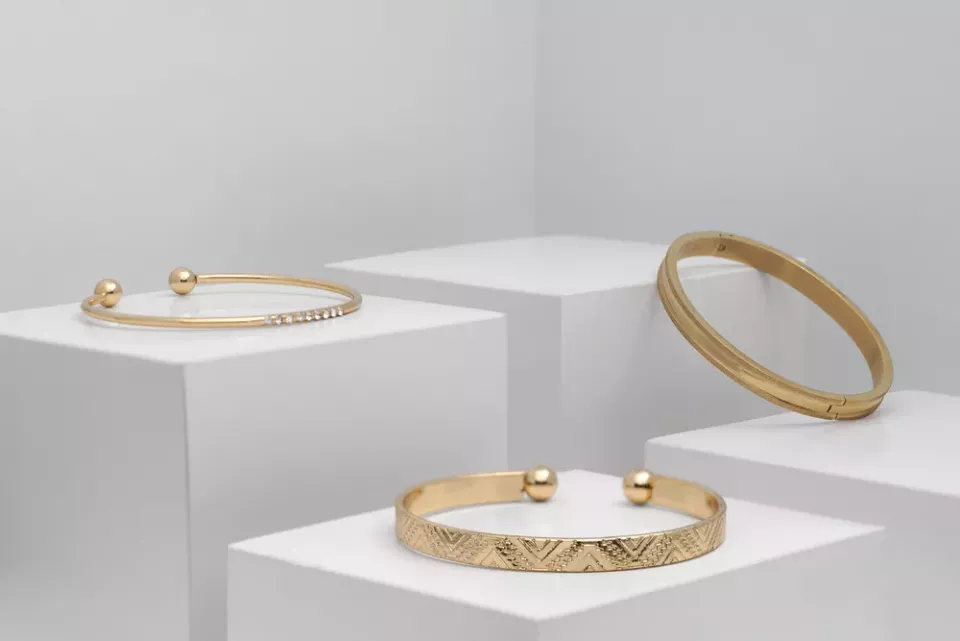 Bangle či cuff náramky jsou stále populární (Foto: Ayman alakhras / Shutterstock.com)