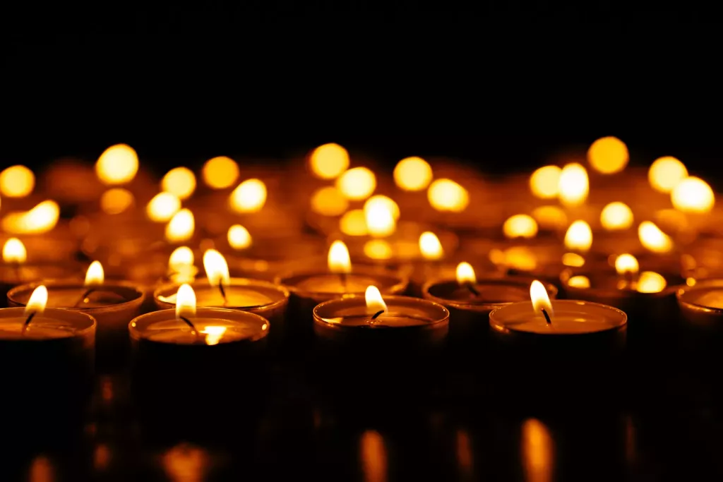 Svíčky symbolizují věčný život zesnulých (Foto: Freepik)