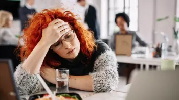 Proč se po jídle dostaví únava a jak jí předejít