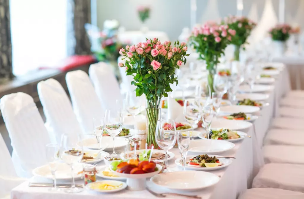 Vynikající jídlo na svatbě je nezbytné, jak to zajistit? (Foto: Freepik)