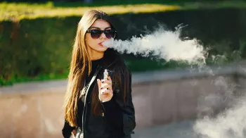 Zahřívaný tabák s příchutí v Česku skončil, lákal mladé a škodil podobně jako běžné cigarety