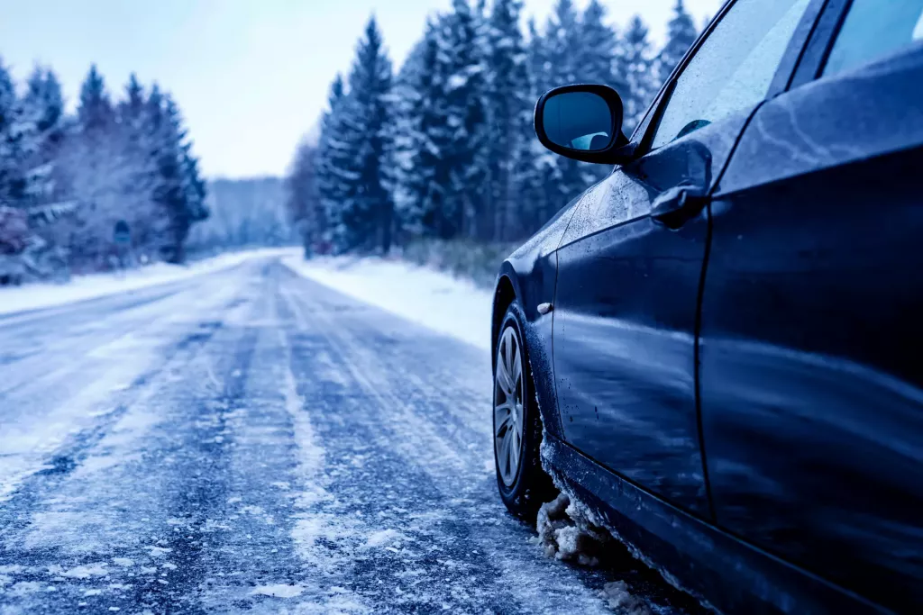 Jak správně jezdit na zasněžené a zledovatělé silnici  (Foto: Freepik)