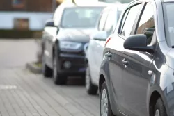 Špatné parkování se v Praze od ledna citelně prodraží, pokuta může dosáhnout až na 25 tisíc Kč