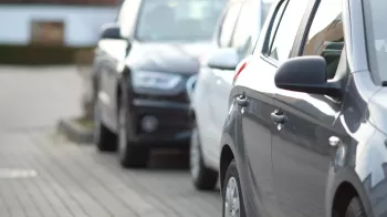 Špatné parkování se v Praze od ledna citelně prodraží, pokuta může dosáhnout až na 25 tisíc Kč