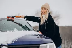 Umíte správně očistit vůz od sněhu? Za nečitelnou značku nebo sníh na autě můžete dostat pokutu