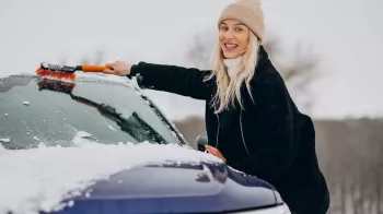 Umíte správně očistit vůz od sněhu? Za nečitelnou značku nebo sníh na autě můžete dostat pokutu