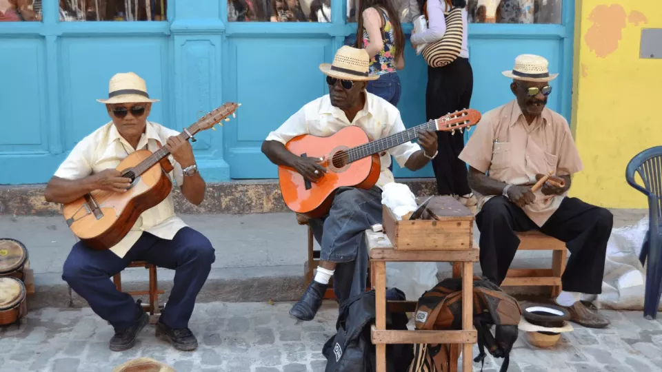 Pouliční život v Havaně (Foto: Freepik)