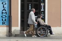 Jaký je život osob pečujících o své blízké? Příspěvek na péči rozhodně neuspokojí každého